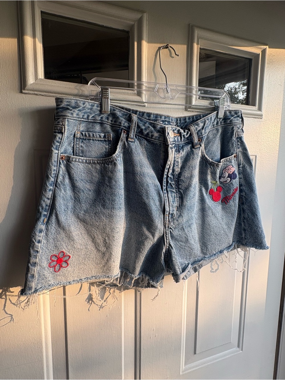 Old Navy x Disney Minnie Mouse Embroidered High Rise Cutoff Denim Shorts 16
